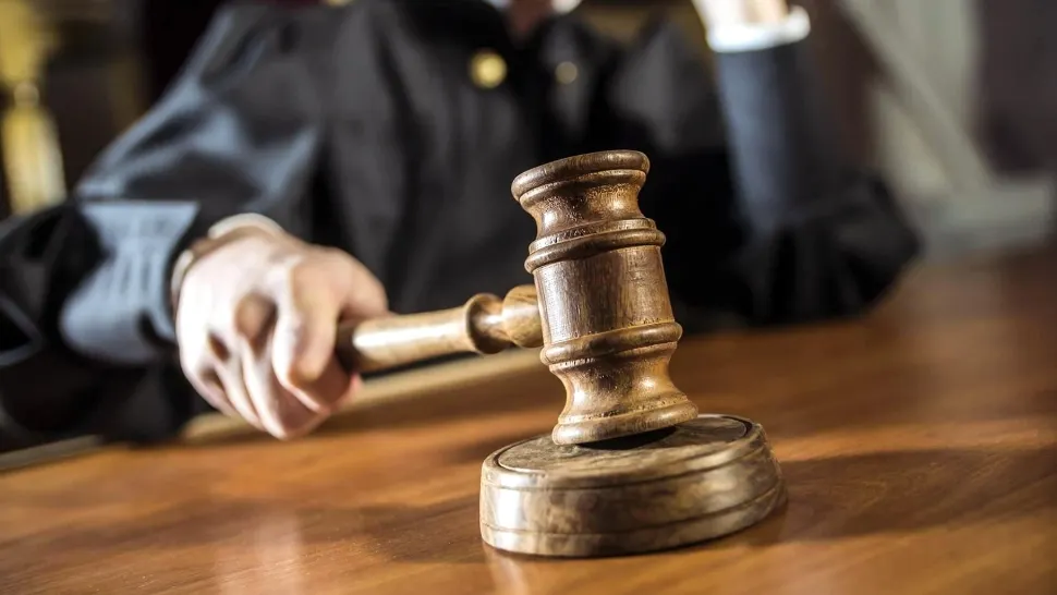 Asistent medical trimis în judecată după ce ar fi cerut 900 de euro pentru a interveni în cazul unui pacient