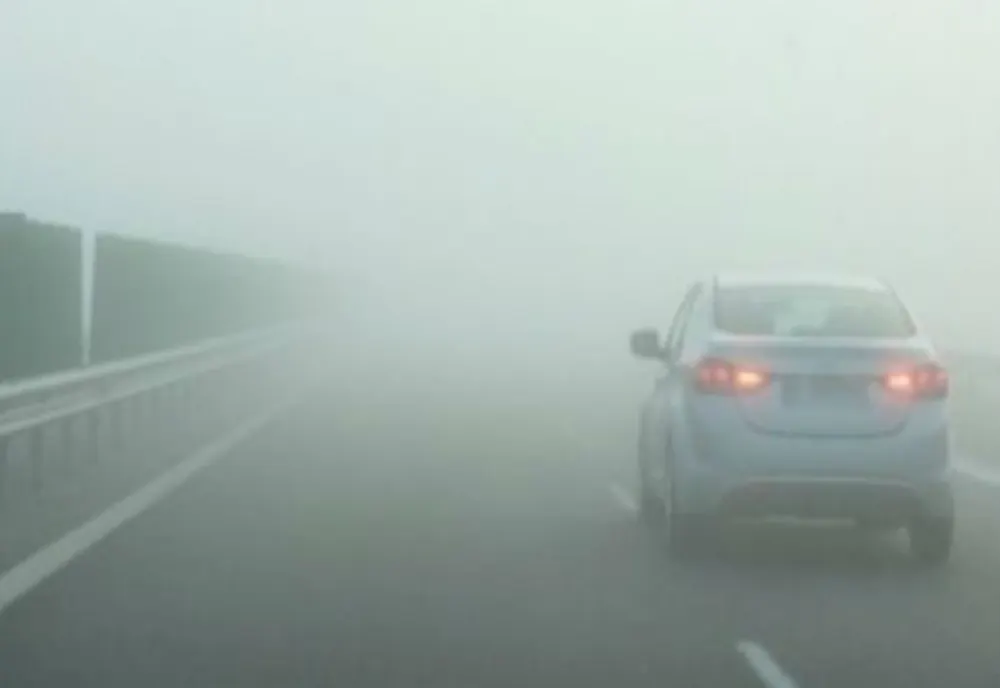 Atenție șoferi! Cod galben de ceaţă în șase judeţe. Vizibilitate redusă pe A1 și A2