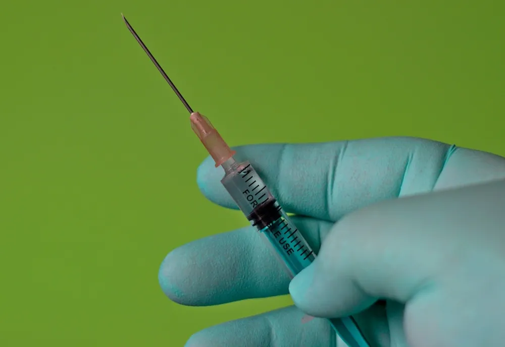 S-a vaccinat împotriva coronavirusului de CINCI ori! Cum a fost posibil acest lucru