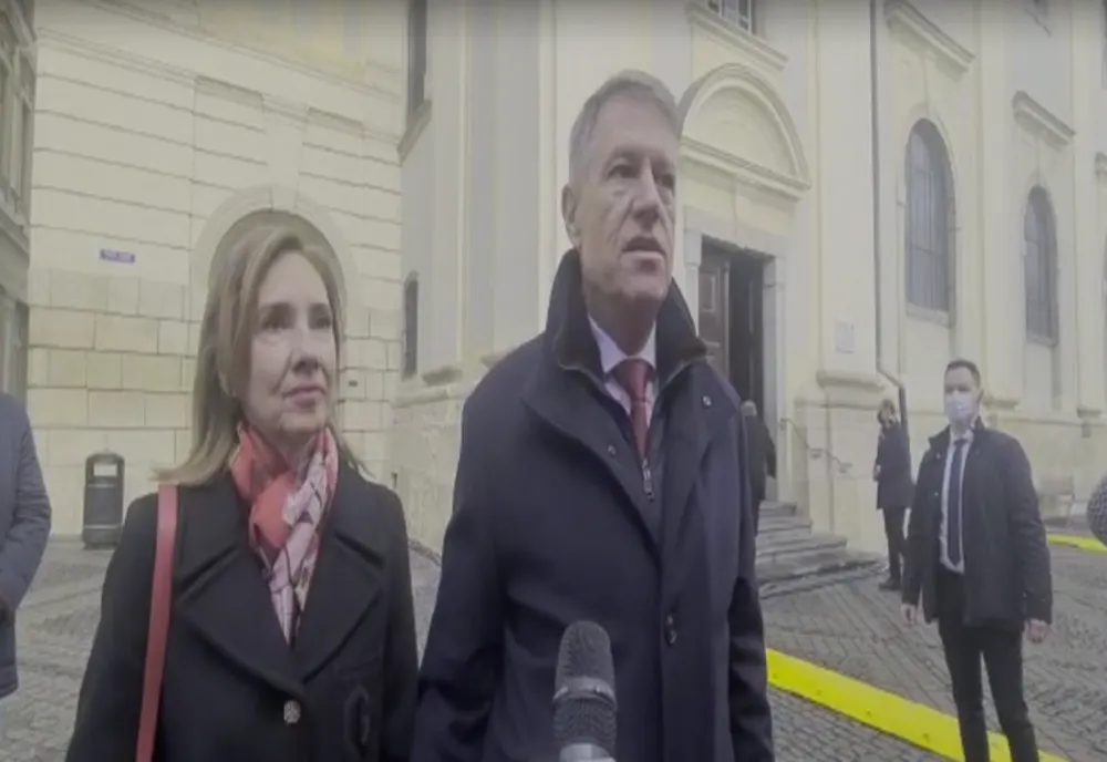 Klaus Iohannis şi soţia sa, la biserică în ziua de Crăciun: Vă doresc tuturor Crăciun fericit, linişte şi pace în familie