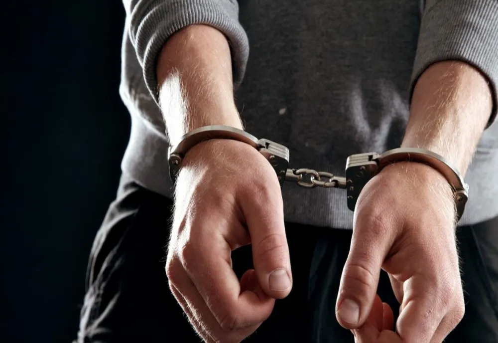 Instructor de dans, arestat după ce ar fi convins două minore să întrețină relații intime