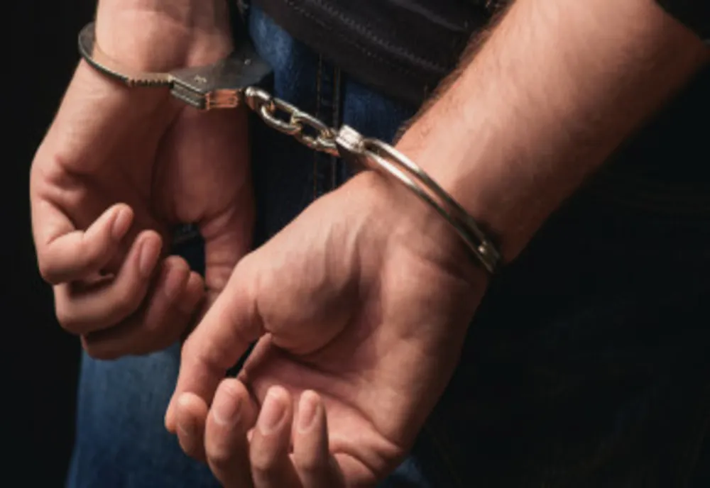 Un bărbat din Breaza a ajuns după gratii după ce i-a dat în cap vecinului cu care se luase la ceartă