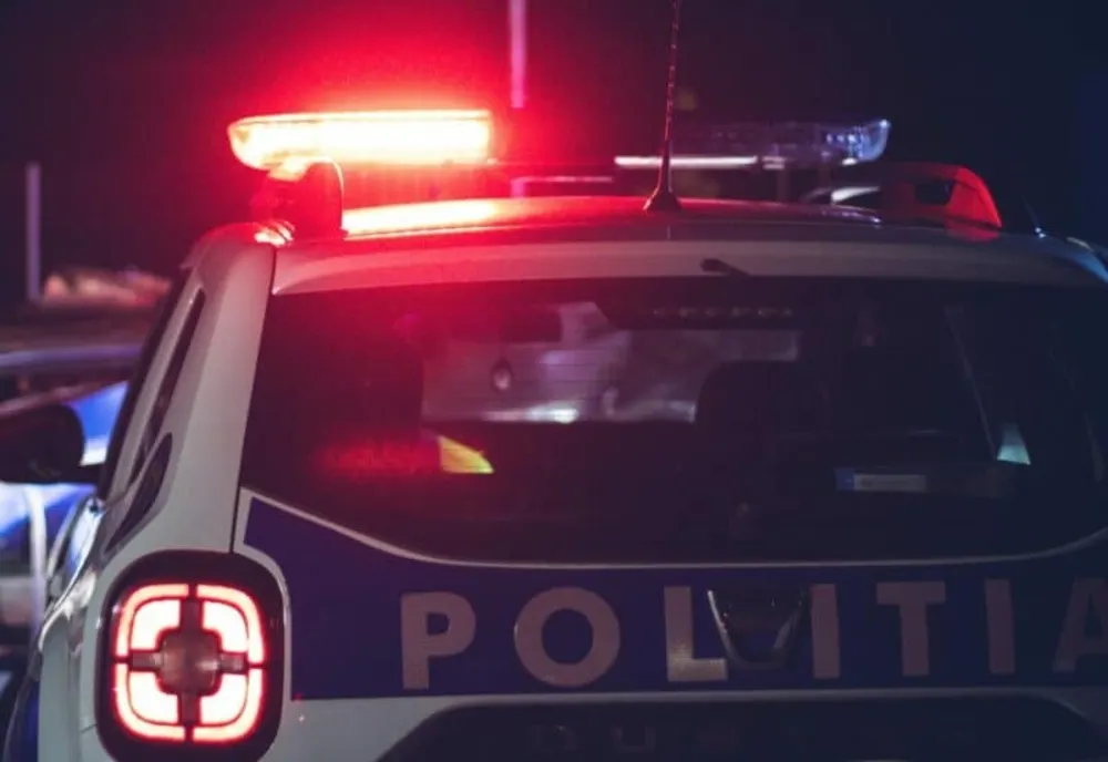 Bărbat arestat după ce a îmbrâncit şi a lovit un poliţist aflat în timpul serviciului