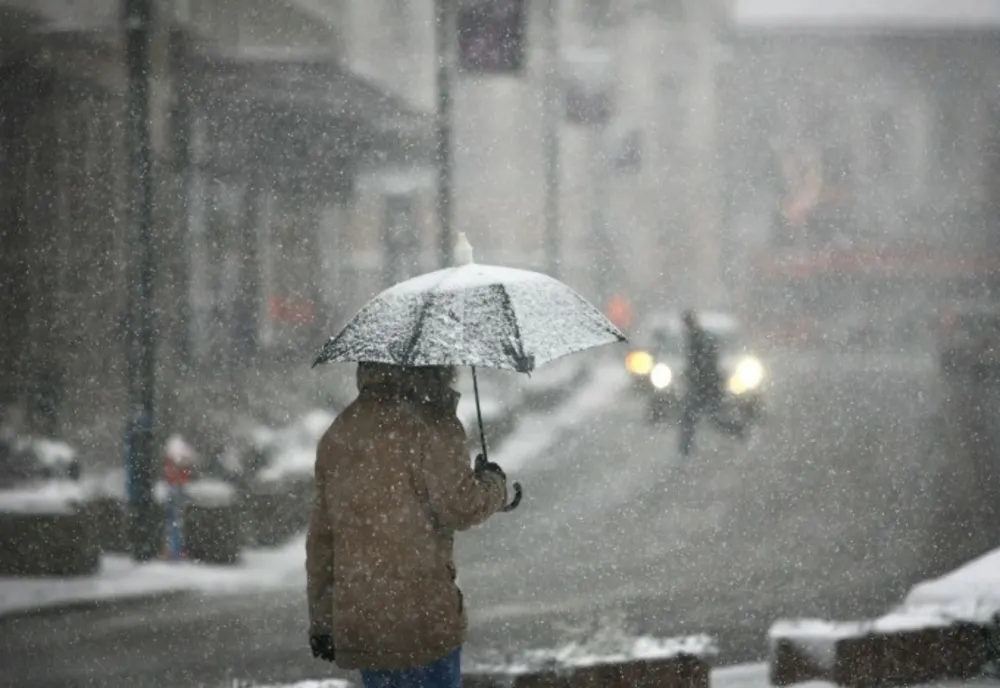 Vreme rece, precipitații mixte și vânt puternic, până sâmbătă dimineață. Avertismentul meteorologilor