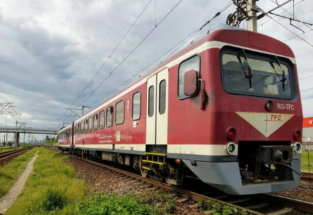 Tren plin cu călători, BLOCAT în câmp! Zeci de oameni, nevoiți să aștepte