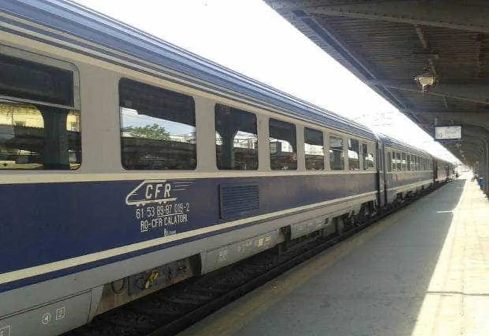 CĂLĂTORII CARE DESCHID UȘA TRENULUI ÎN MERS RISCĂ AMENZI DE PÂNĂ LA 400 DE LEI