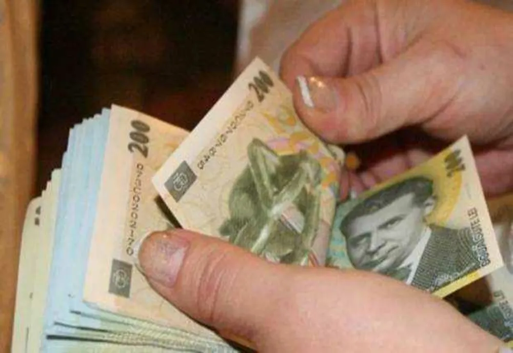 ANGAJAT AL APELOR ROMÂNE ȘI-A ARĂTAT FLUTURAȘUL DE SALARIU LA PROTEST: „MUNCIM ÎN APĂ, DAR NU TRĂIM CU AER”