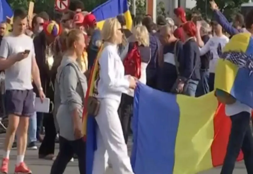 PROTEST URIAȘ, ÎN ZIUA ASUMĂRII MĂSURILOR SĂRĂCIEI: TĂIEREA SPORURILOR ȘI SCUMPIRILE SCOT OAMENII ÎN STRADĂ 