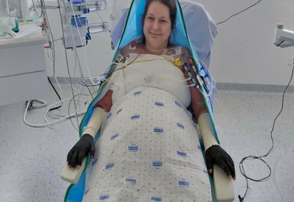 LAVINIA VLAD, PACIENTA CU ARSURI TRANSFERATĂ ÎN BELGIA, A REUȘIT SĂ STEA ÎN FOTOLIU CU AJUTORUL UNUI ROBOT