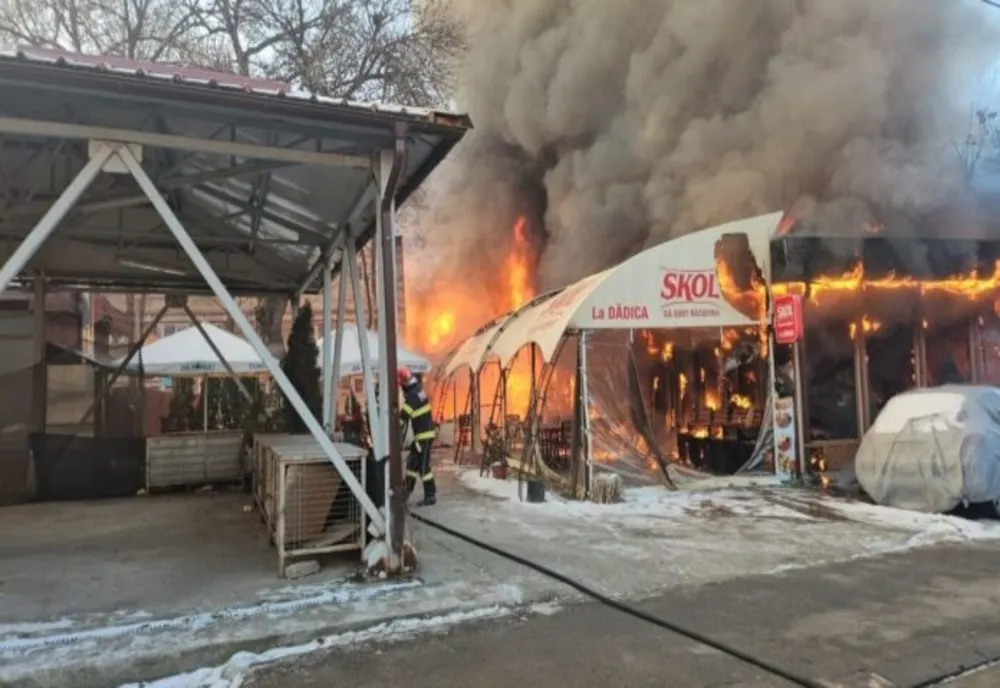 Incendiu puternic la un restaurant din Craiova. Pompierii intervin cu mai multe autospeciale - FOTO