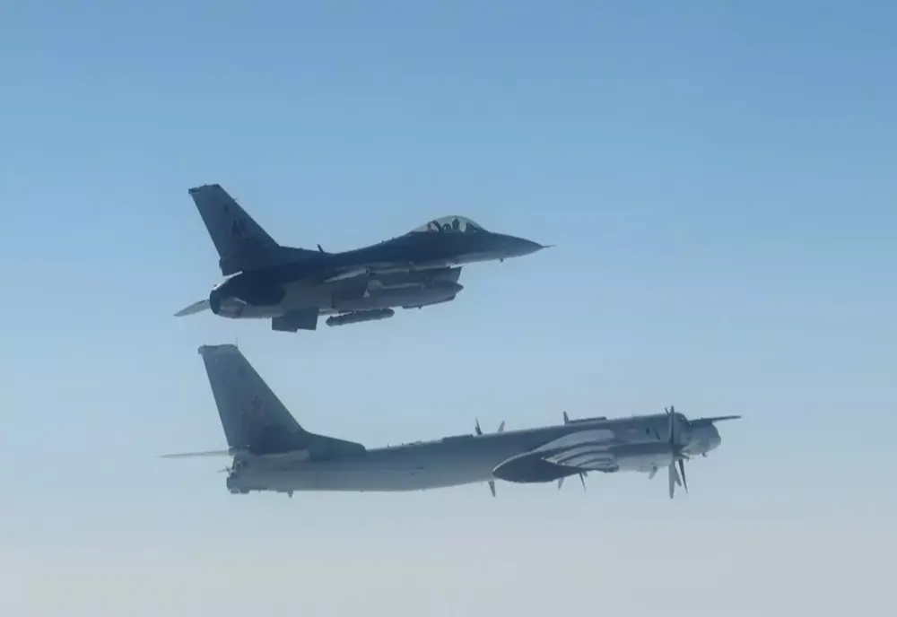 Cinci avioane ruseşti, escortate de aviaţia americană şi canadiană 