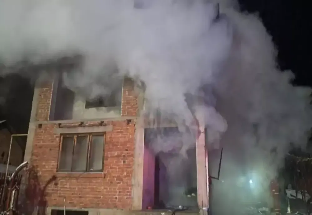 Incendiu violent într-o locuință din județul Argeș: un bărbat de 50 de ani și-a pierdut viața