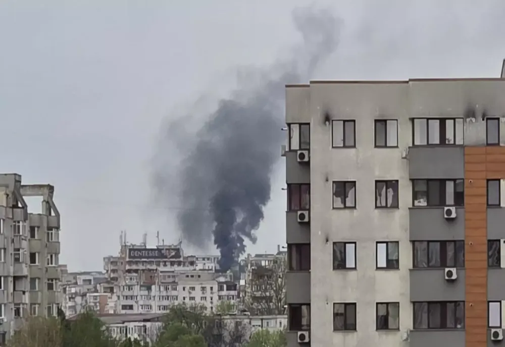 Incendiu puternic în Iași, cu degajări masive de fum. Intervin pompierii