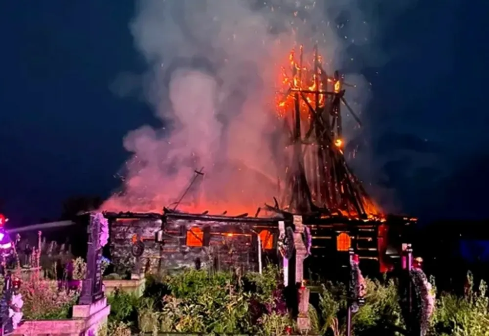 Incendiu puternic la biserica de lemn din Posta, județul Maramureș