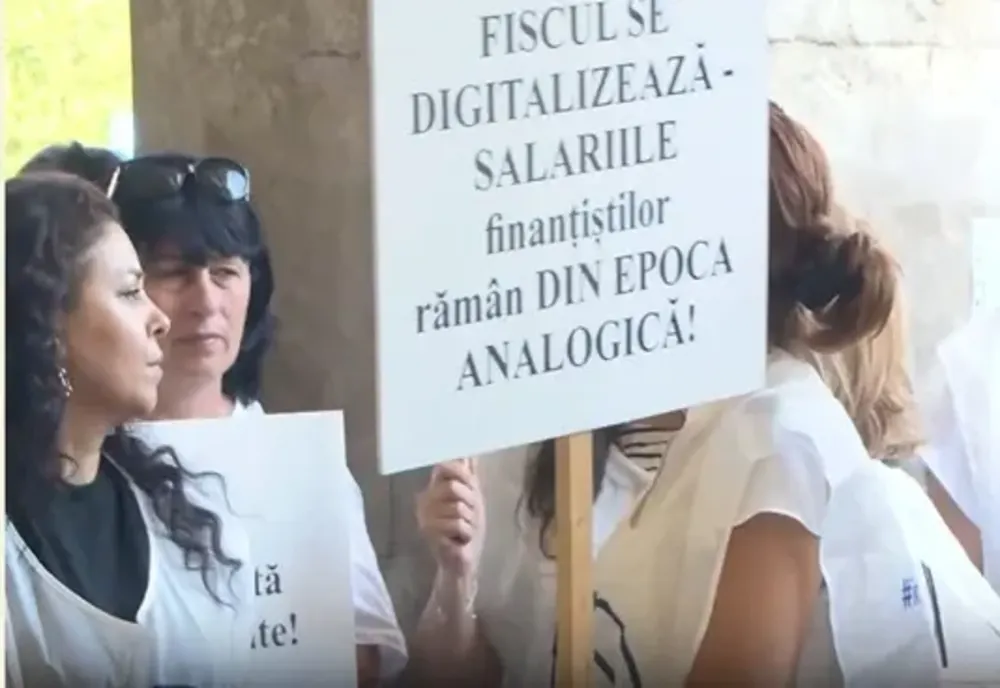 Grevă în mai multe sectoare, de mâine. Angajații din Finanțe se alătură protestului din Sănătate