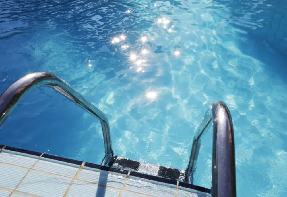 Tragedie la o piscină din Bacău: un bărbat de 64 de ani a murit după ce ar fi suferit un infarct