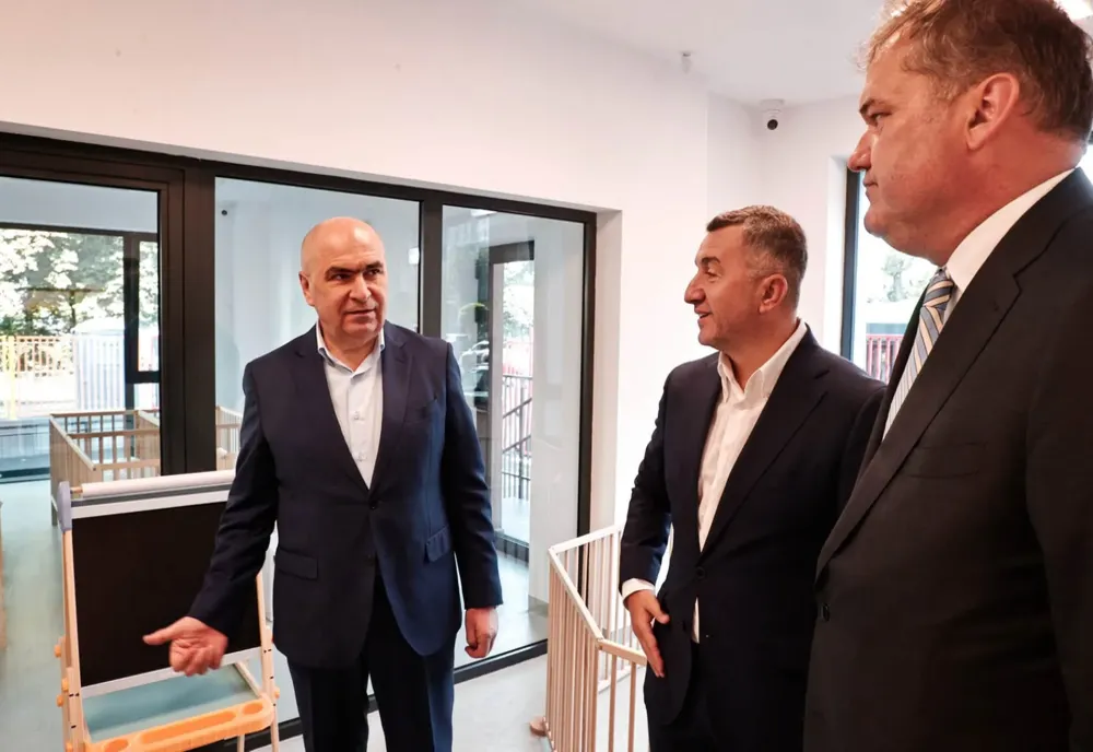 Românii îndură criza, Bolojan își face campanie electorală