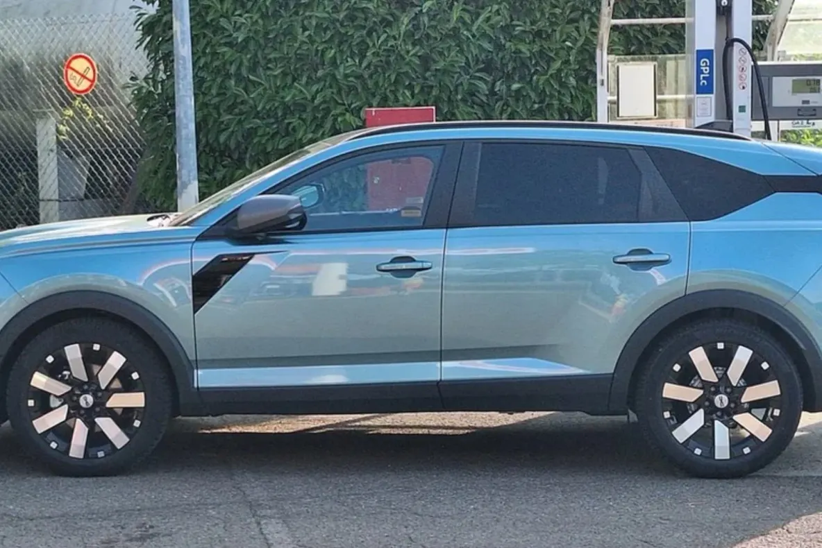 Scandalul mașinilor nelivrate de la Arad. Zeci de păgubiți au protestat din nou în fața dealerului