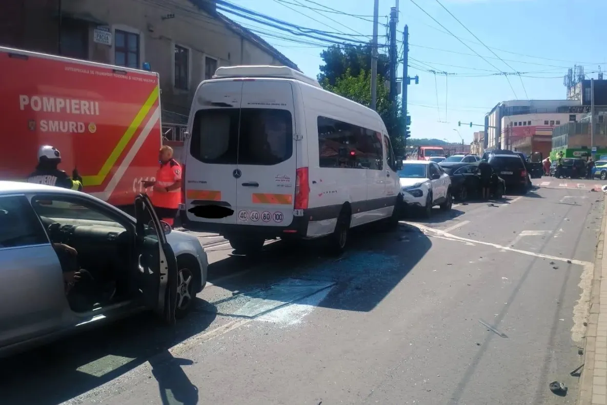 Accident în lanț la Mediaș. Un autobuz lovit peste 10 mașini după ce șoferului i s-a făcut rău. Patru adulți au ajuns la spital