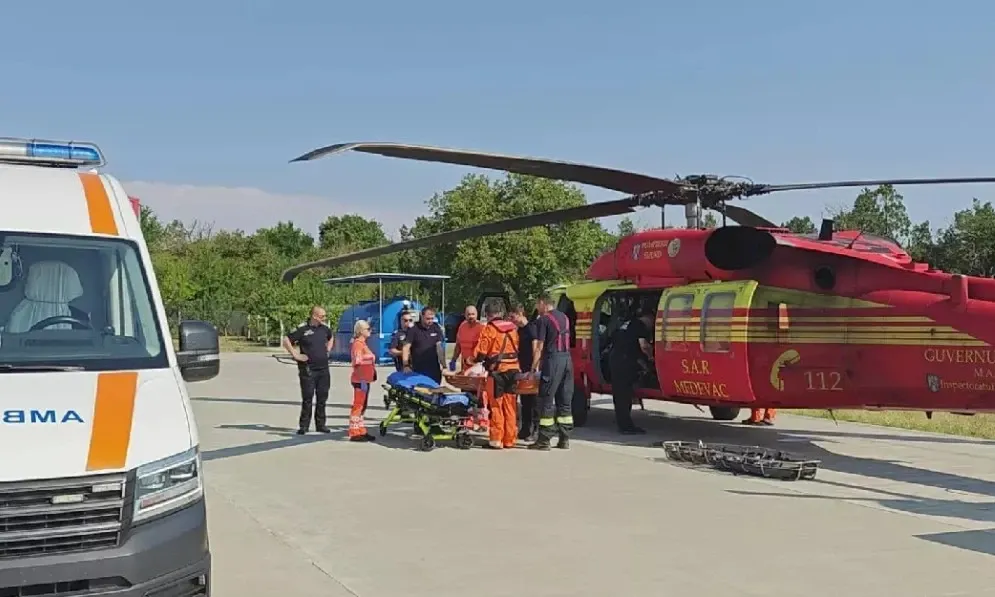 Misiune de salvare în Marea Neagră. Elicopter Black Hawk a evacuat o persoană de pe o navă din zona Neptun Deep