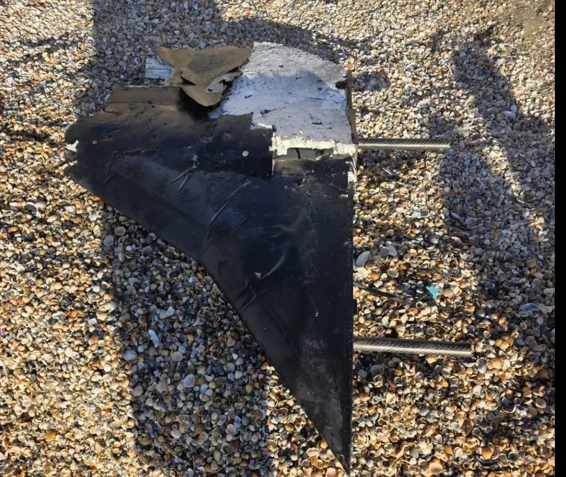 Alertă la Eforie! O aripă de dronă, descoperită pe plajă, în zona Capul Turcului