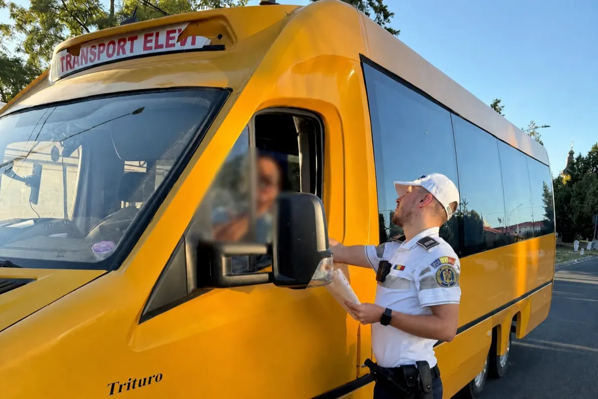 Un șofer de microbuz a fost prins băut la volan în timp ce transporta copii