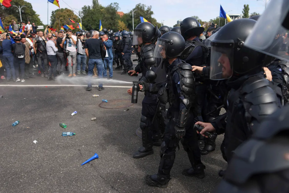 Ancheta continuă după protestul violent din Piața Victoriei: 55 de persoane duse la poliție și amenzi de 66.800 de lei