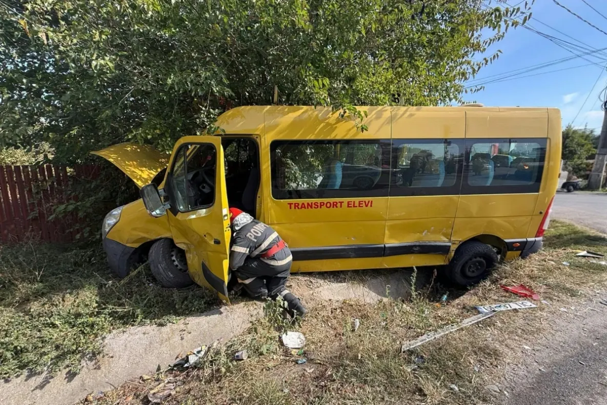 Accident în Giurgiu: un autoturism a lovit un microbuz școlar. Doi copii de 9 ani și șoferul au ajuns la spital