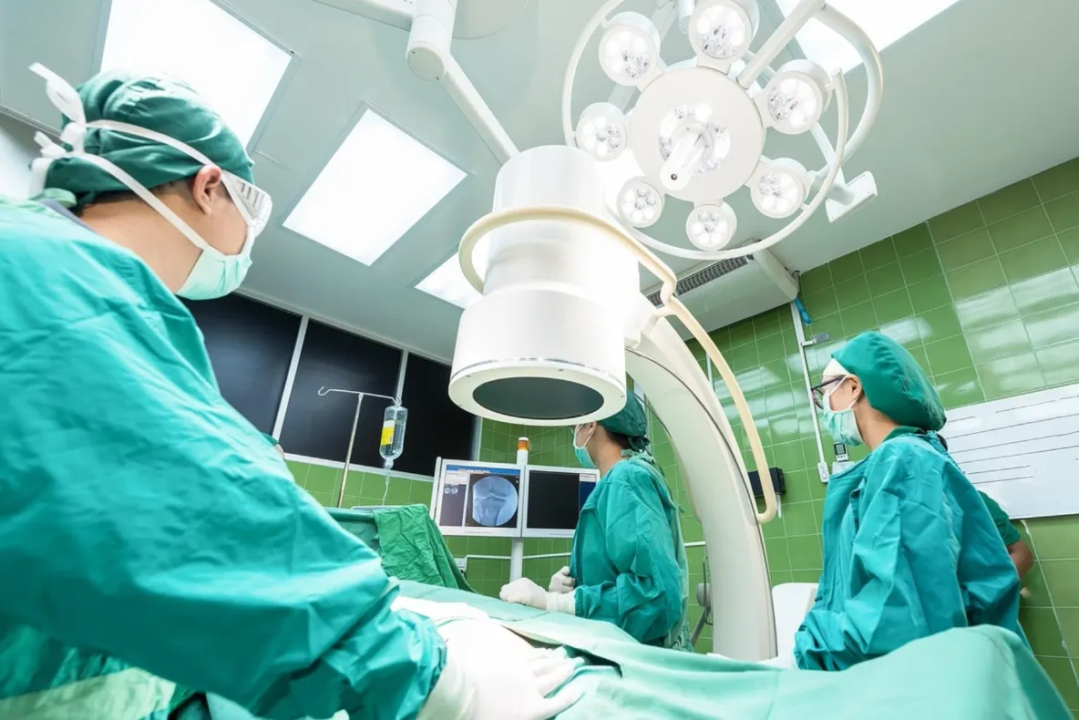 Tumoră de 10 kg, extirpată din abdomenul unui bărbat la Brăila