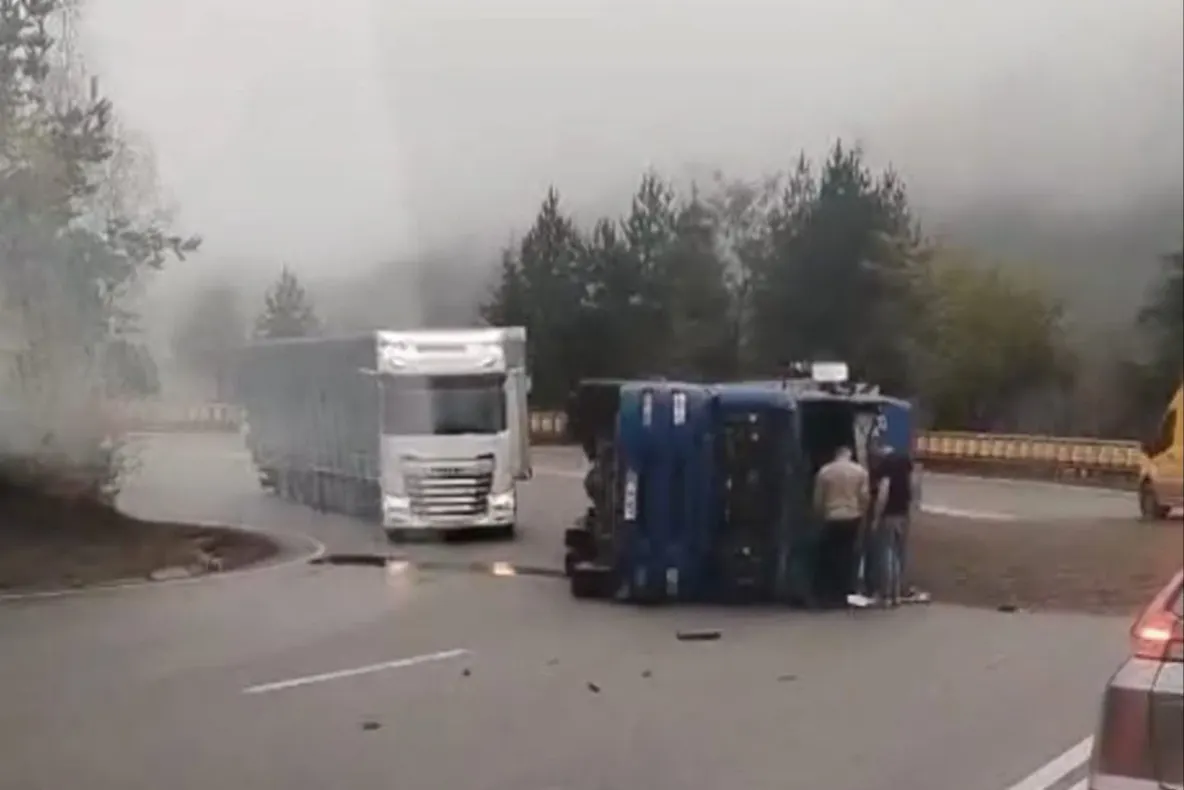 Autotren cu semințe de floarea-soarelui, răsturnat în Pasul Mestecăniș. Trafic dirijat pe DN 17