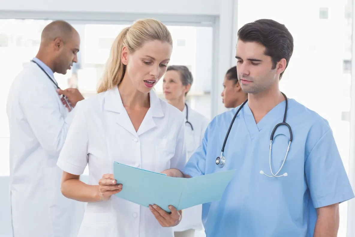 Gărzile medicilor ar putea fi plătite mai bine. Alexandru Rogobete anunță schimbări și pentru rezidenți