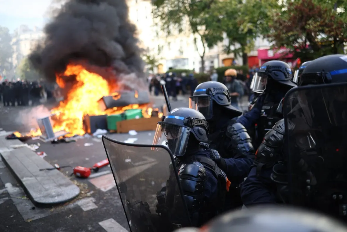 Criză în Franța înaintea alegerilor prezidențiale. Protestele din școli se transformă într-o confruntare cu autoritățile