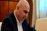 Românii protestează, Bolojan nu renunță. Legea care taie salarii și crește veniturile demnitarilor, trimisă în Parlament