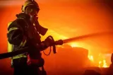  Incendiu într-un bloc din Petroşani. 24 de locatari au fost evacuaţi în toiul nopții 