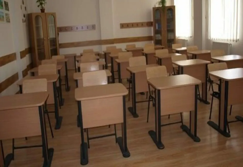 O elevă de 16 ani a fost găsită moartă în toaleta școlii de către colegii săi