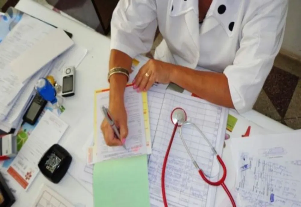 Medicul din Mehedinți acuzat că a eliberat certificate Covid false, prin așa numita "vaccinare la chiuvetă", arestat preventiv
