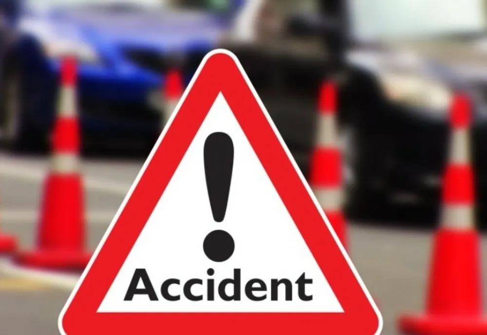 Mașină spulberată pe autostradă de un TIR. Trei persoane au fost rănite
