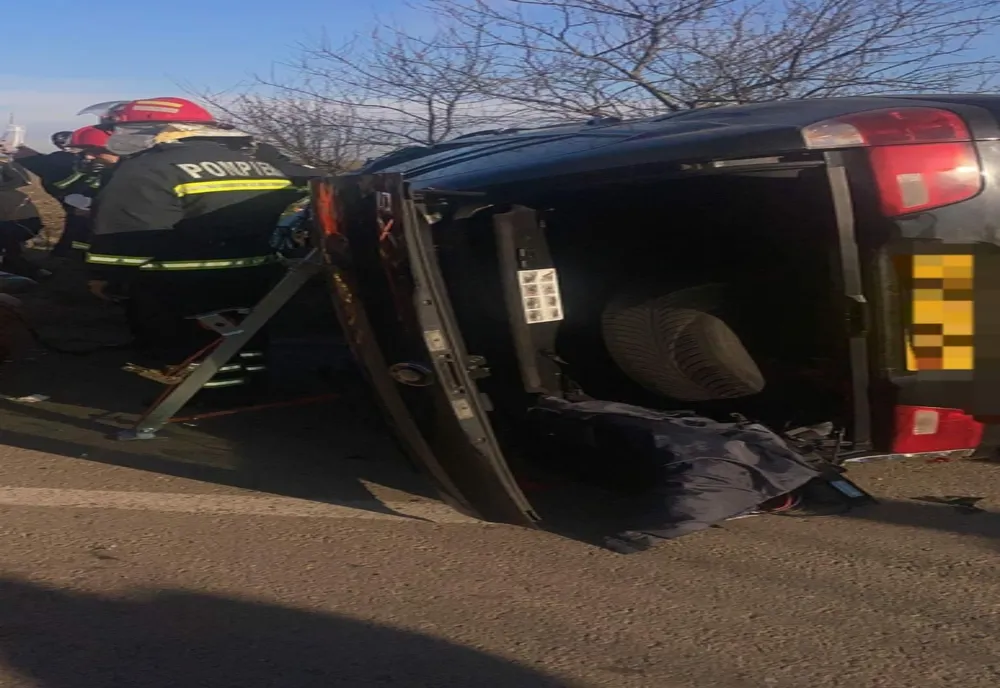 Un bărbat care avea permisul de conducere anulat a ajuns la spital după ce s-a răsturnat cu maşina