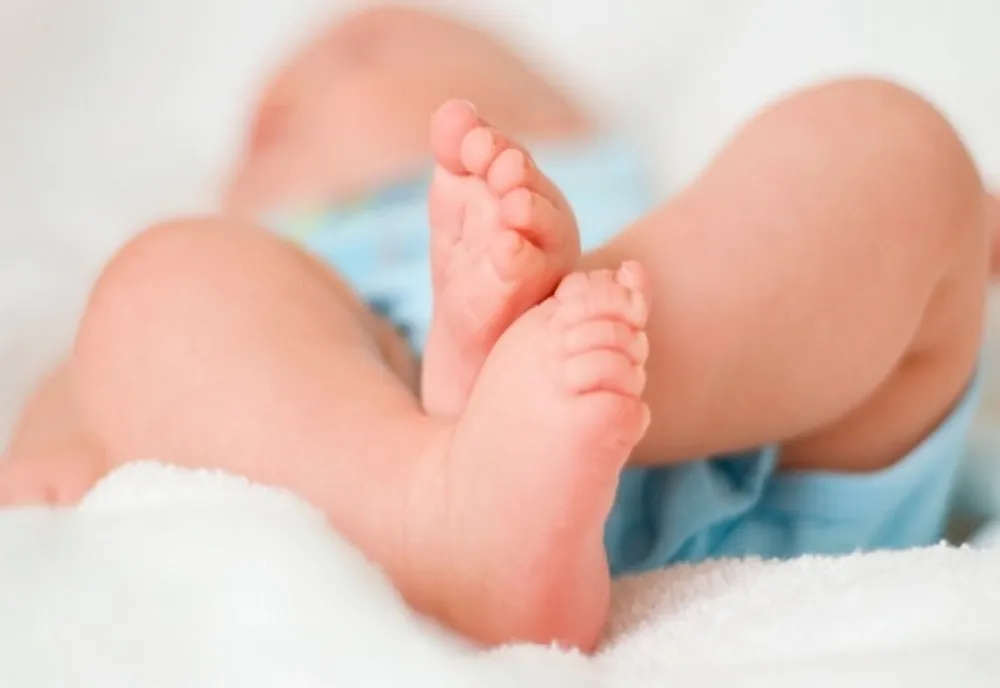 Bacău: Un bebeluș de numai o lună infectat cu Covid-19 a murit