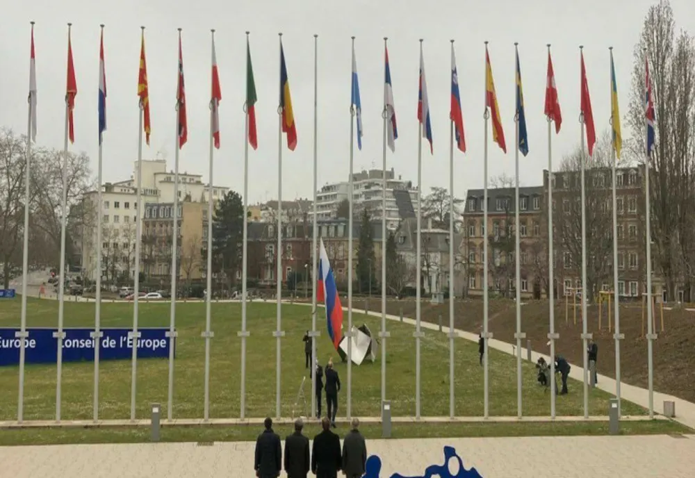Rusia a fost exclusă din Consiliul Europei. Drapelul a fost dat jos din fața sediului de la Strasbourg