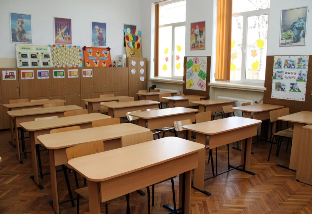 Anchetă: Profesor din Arad a trimis unei eleve mai multe mesaje cu tentă sexuală