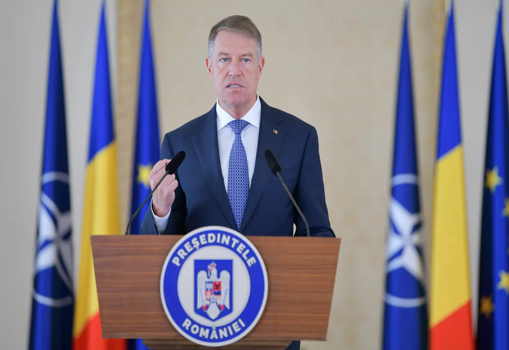 Klaus Iohannis l-a felicitat pe Emmanuel Macron după victoria în alegeri