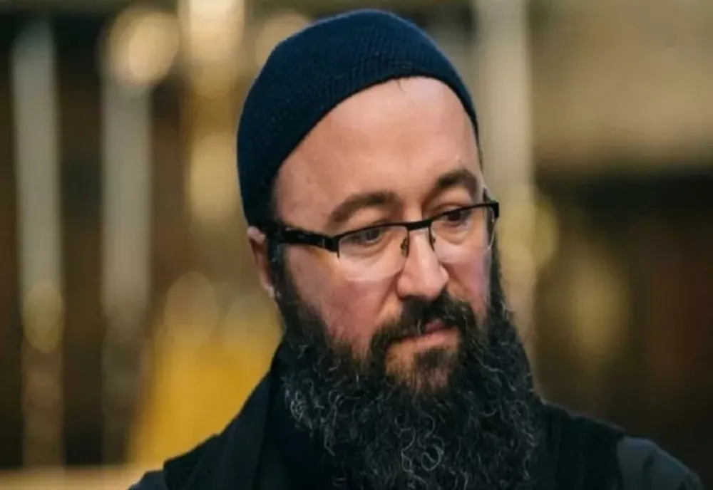 Conversație dintre Visarion Alexa și o enoriașă: „Te știu de când erai mică. Sunt ca plastelina în mâinile tale”