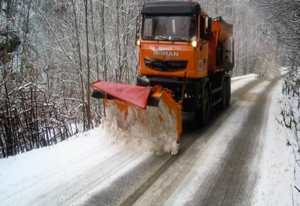 Ninge în România la final de aprilie. Utilajele de deszăpezire, scoase de urgență pe drumuri