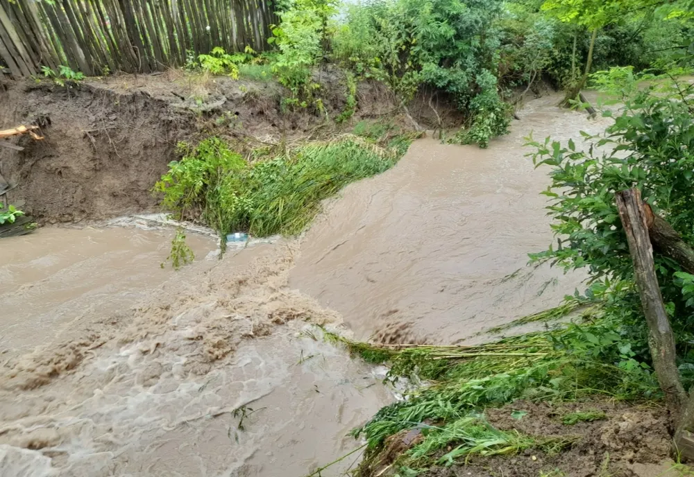 Cod galben de inundaţii pe râuri din opt bazine hidrografice