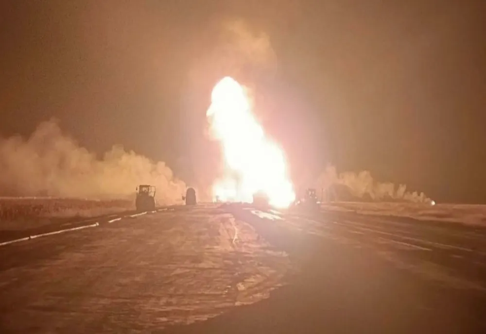 Dosar penal după explozia urmată de incendiu, la magistrala de gaz de la Călimănești: 4 morți, 5 răniți. Muncitorii ar fi lovit conducta cu un utilaj - VIDEO