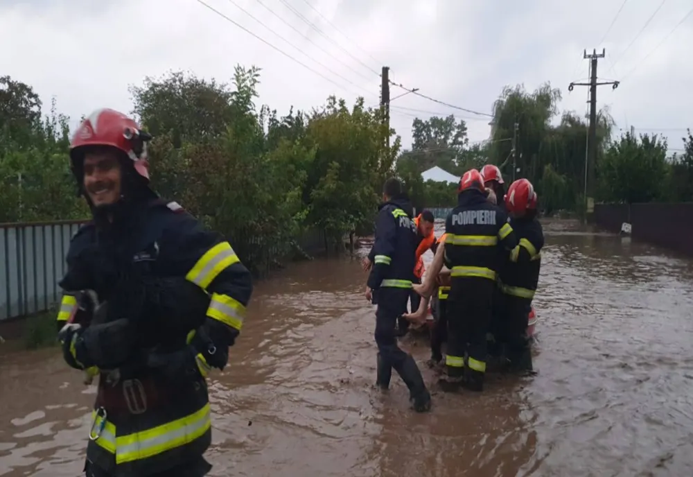 COD ROȘU DE PLOI TORENȚIALE ÎN GALAȚI ȘI VASLUI. DOI OAMENI AU MURIT ÎN URMA VIITURILOR LA GALAȚI 