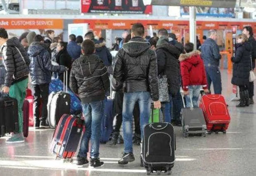 Aproape o jumătate de Românie este în diaspora. Copiii rămași acasă plătesc prețul exodului sărăciei. Documentar Realitatea PLUS