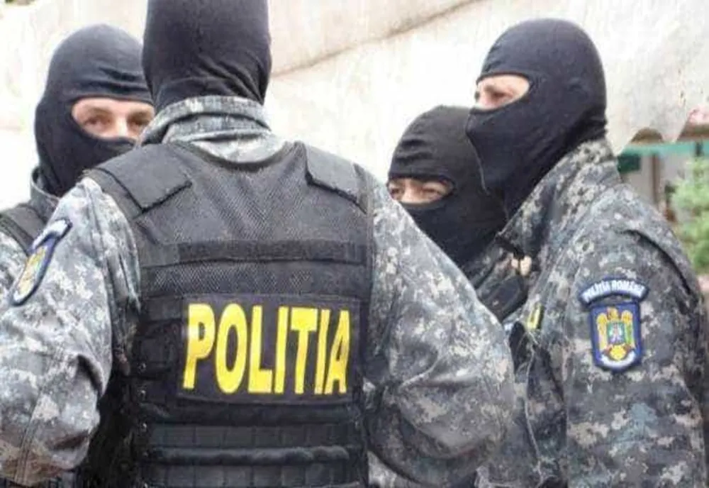Descinderi în Timiș după crima șocantă din Cenei: droguri și arme găsite de anchetatori. Cinci persoane, duse la audieri