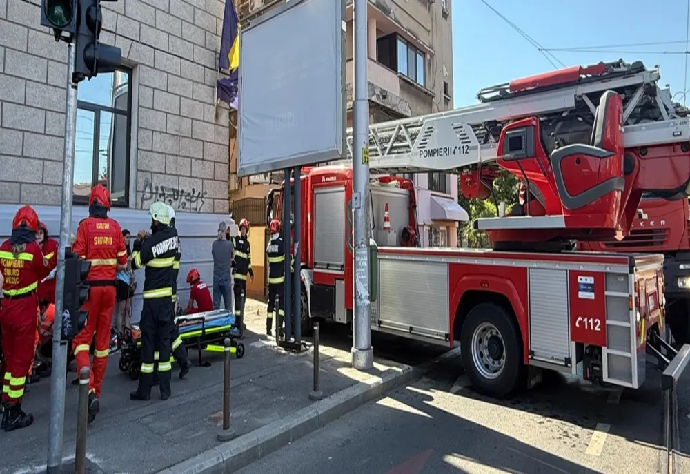 Incendiu în București: o persoană a fost găsită inconștientă